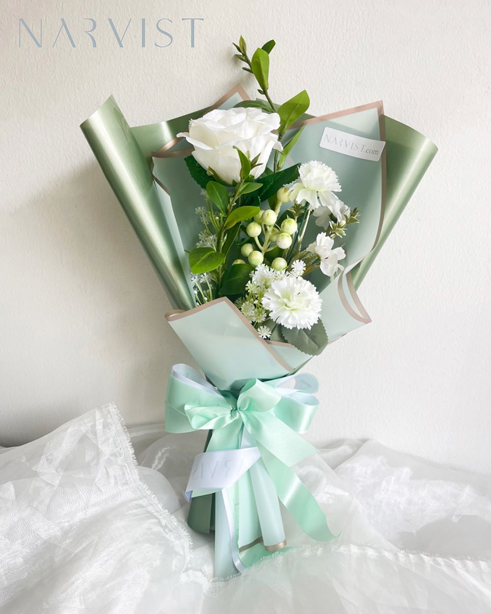 ช่อดอกไม้ประดิษฐ์ BQ15 ช่อกระดาษเขียว กุหลาบขาว คาร์เนชั่นขาว โบว์ขาวเขียว