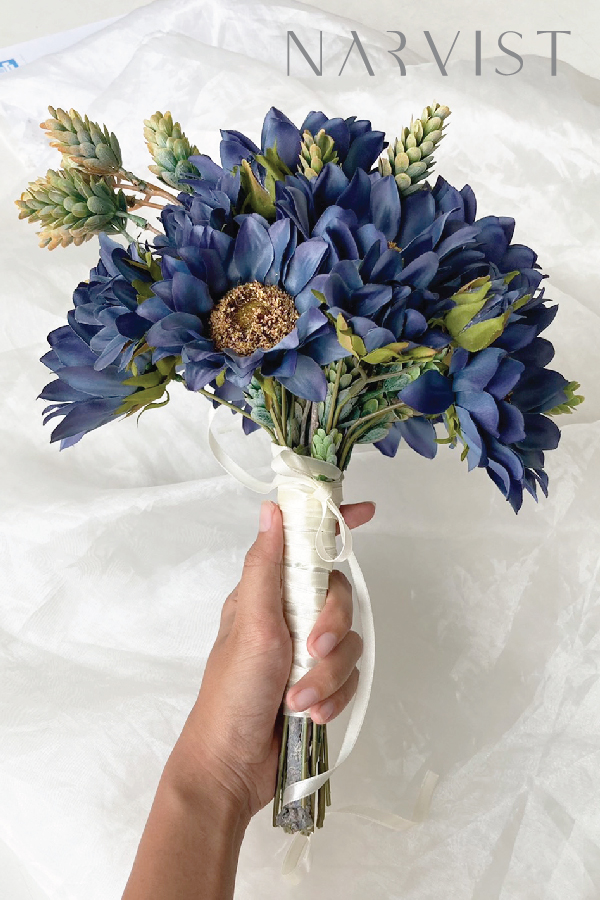 BQ24 ช่อดอกไม้ประดิษฐ์ ดอกไม้แสดงความยินดีพร้อมการ์ด ดอกทานตะวันน้ำเงิน กิ่งแซม(ช่อเปลือย)