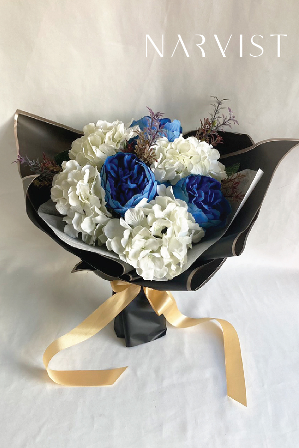 BQ25 ช่อดอกไม้ประดิษฐ์ ดอกไม้แสดงความยินดีพร้อมการ์ด ดอกพีโอนีสีน้ำเงิน ไฮเดรนเยียสีขาว