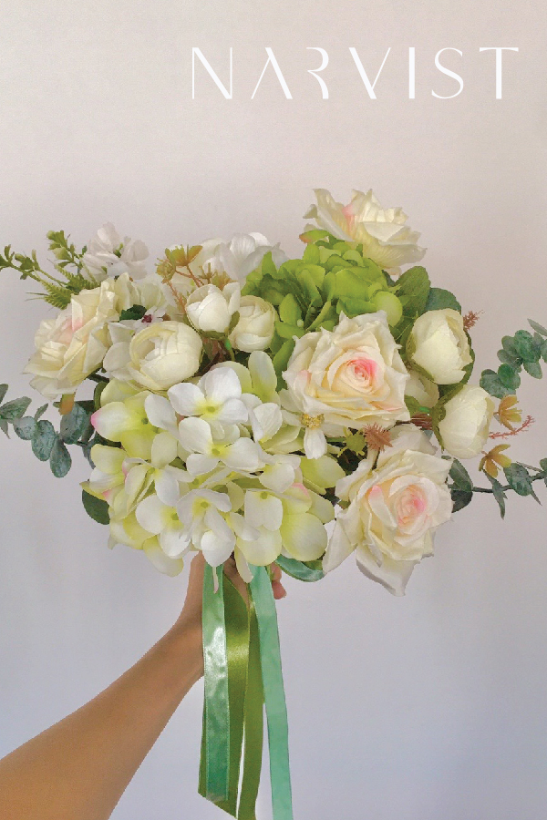 BQ31 ช่อดอกไม้ประดิษฐ์ ดอกไม้แสดงความยินดีพร้อมการ์ด ดอกไฮเดรนเยียโทนขาว/เขียว กุหลาบขาว ใบยูคาและดอกแซม