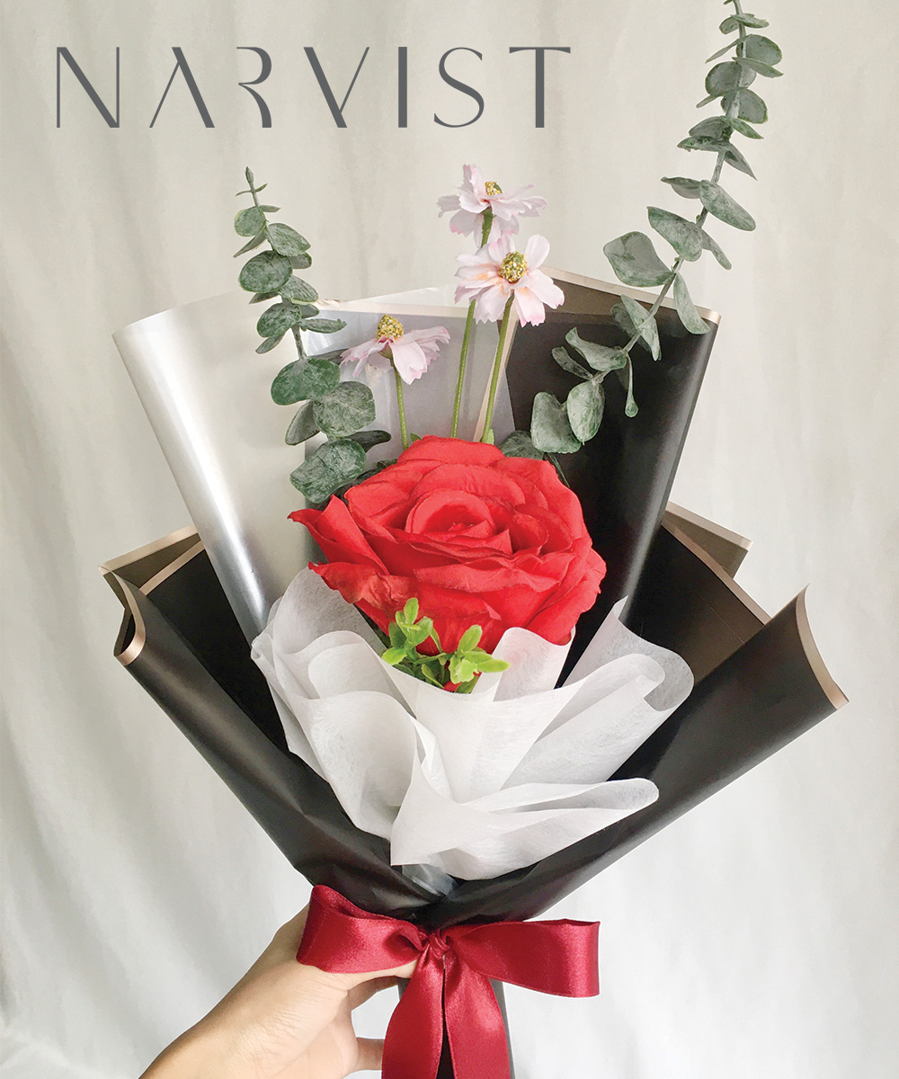 ช่อดอกไม้ประดิษฐ์ BQ35 ดอกไม้แสดงความยินดีพร้อมการ์ด ดอกกุหลาบแดง ใบยูคาและดอกแซม