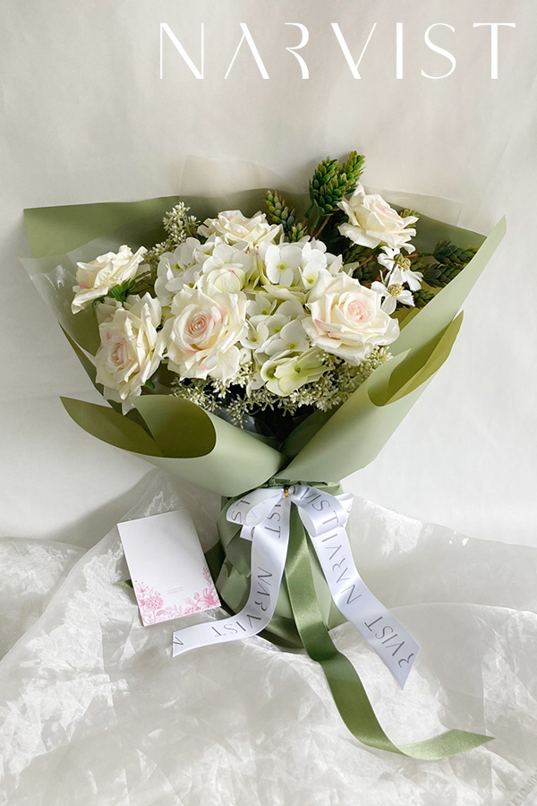 BQ39 ช่อดอกไม้ประดิษฐ์ ดอกไม้แสดงความยินดีพร้อมการ์ด ดอกกุหลาบขาว  ดอกไฮเดรนเยีย และดอกแซม