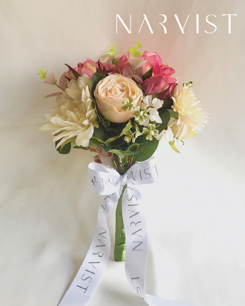 ND04 ช่อดอกไม้ประดิษฐ์ ดอกไม้แสดงความยินดีวันรับปริญญา ดอกโบตั๋น กุหลาบ เบญจมาศ ใบยูคาแดงและดอกแซม