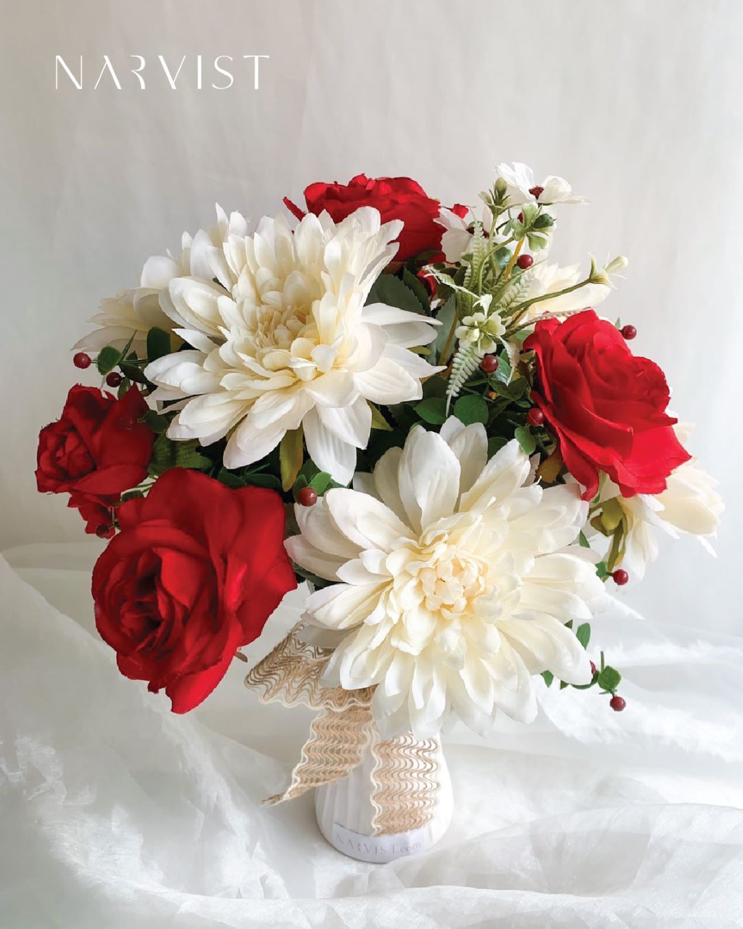 แจกันดอกไม้ประดิษฐ์ VA14 ดอกไม้แสดงความยินดีพร้อมการ์ด (เบญจมาศขาว,กุหลาบแดง,มิกกี้เมาส์)