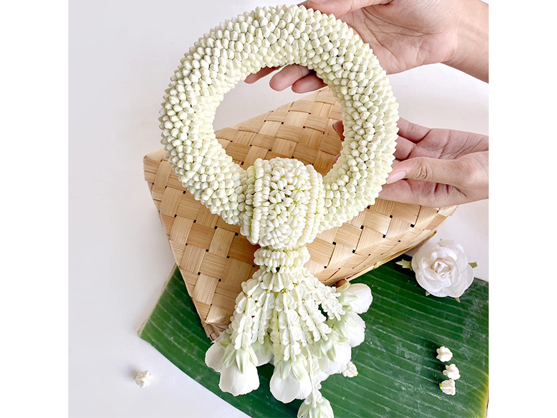 เปรียบเทียบพวงมาลัยดอกไม้สดกับดอกไม้ประดิษฐ์ — ข้อดี ข้อเสีย และความคุ้มค่าในการมอบให้ผู้ใหญ่