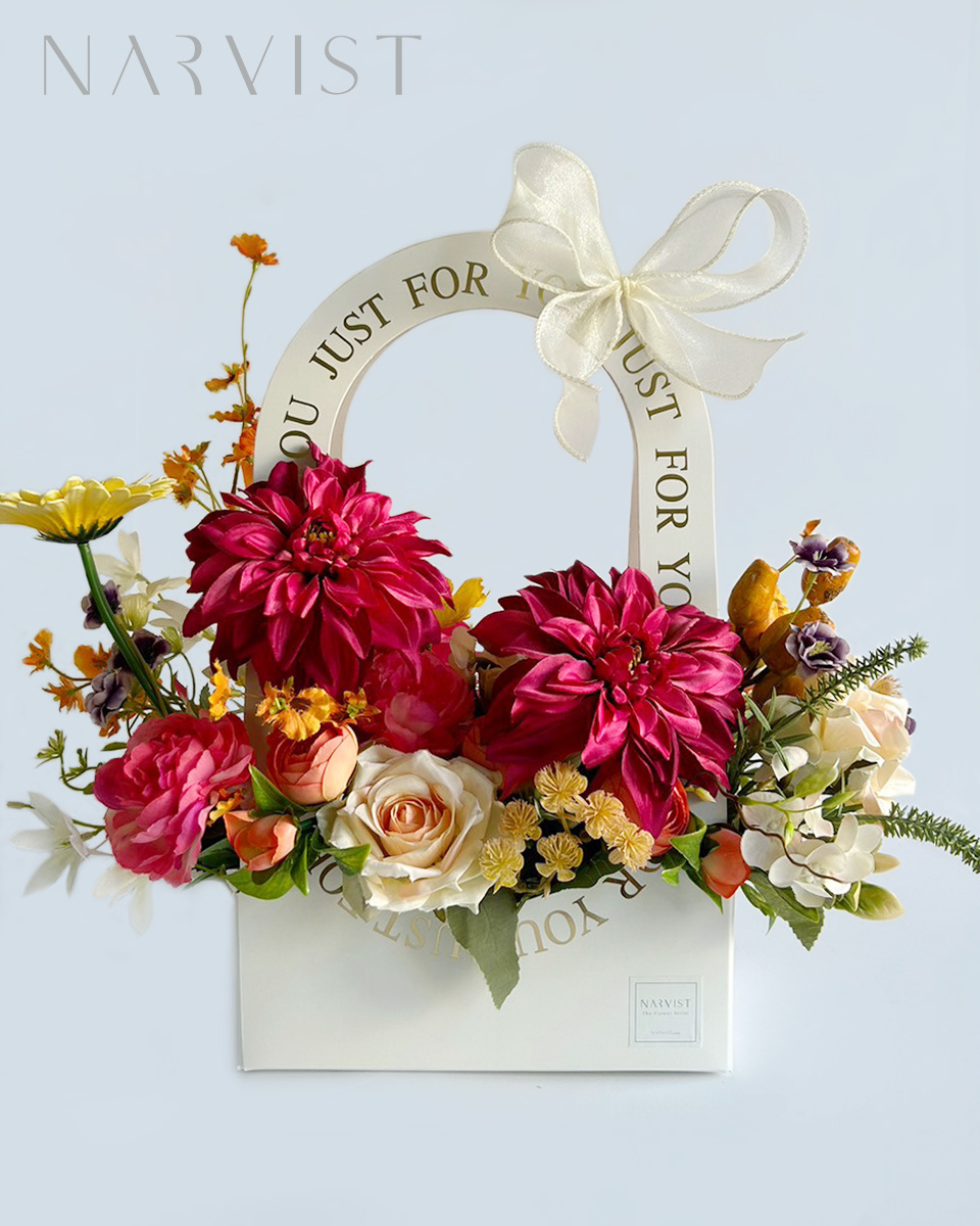 กระเป๋าดอกไม้ประดิษฐ์ ดอกไม้แสดงความยินดีพร้อมการ์ด ชุดดอกไม้ในกระเป๋า Just For You BA18