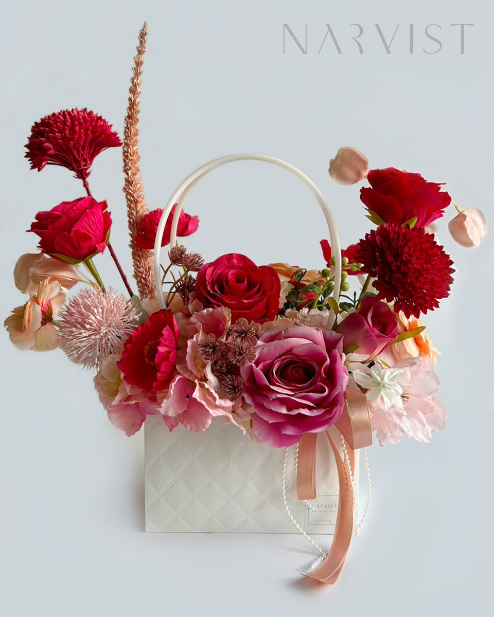 กระเป๋าดอกไม้ประดิษฐ์ ดอกไม้แสดงความยินดีพร้อมการ์ด ชุด Red & Pink  Flower ในกระเป๋าหูหิ้ว BA17