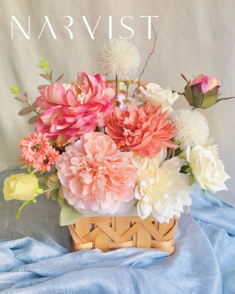 BA13 กระเช้าดอกไม้ประดิษฐ์ ดอกไม้แสดงความยินดีพร้อมการ์ด ดอกโบตั๋น ปิงปอง ดอกเบญจมาศ ดอกกุหลาบ กิ่งแซมและดอกแซม