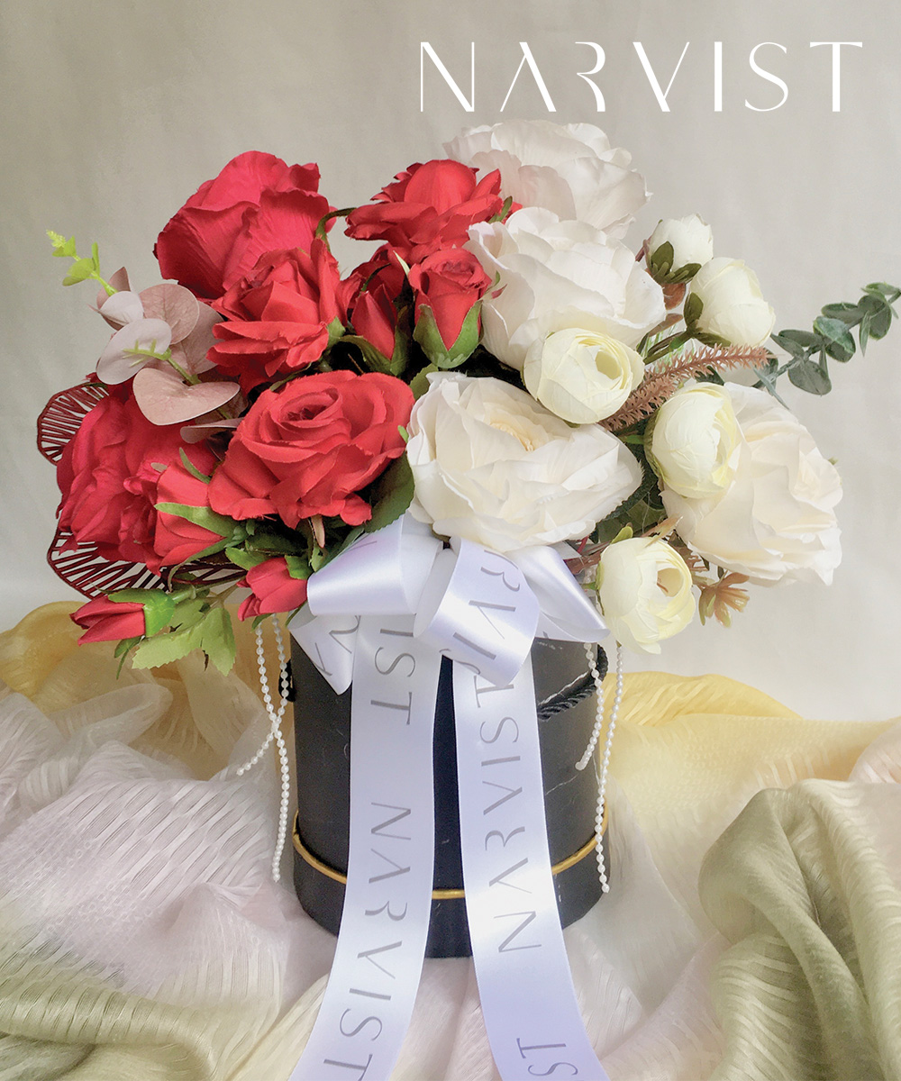 กล่องดอกไม้ประดิษฐ์ BO12 ดอกไม้แสดงความยินดีพร้อมการ์ด กล่องกลมสีดำ ดอกกุหลาบแดงและกุหลาบขาว