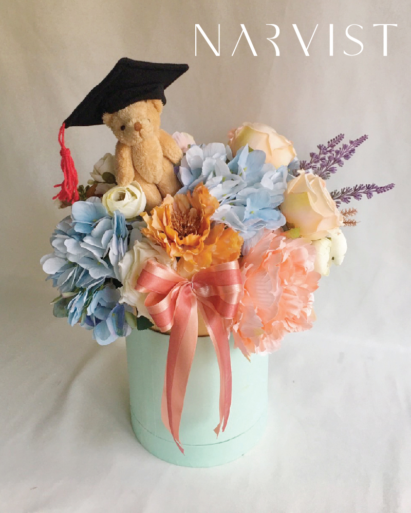 ND02 กล่องดอกไม้ประดิษฐ์ ดอกไม้แสดงความยินดีวันรับปริญญา ดอกไฮเดรนเยียสีฟ้า โบตั๋นชมพู  กุหลาบและดอกแซม