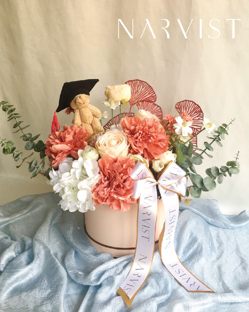 ND03 กล่องดอกไม้ประดิษฐ์ ดอกไม้แสดงความยินดีวันรับปริญญา ดอกโบตั๋น กุหลาบ ไฮเดรนเยียสีขาว ใบยูคา และดอกแซม