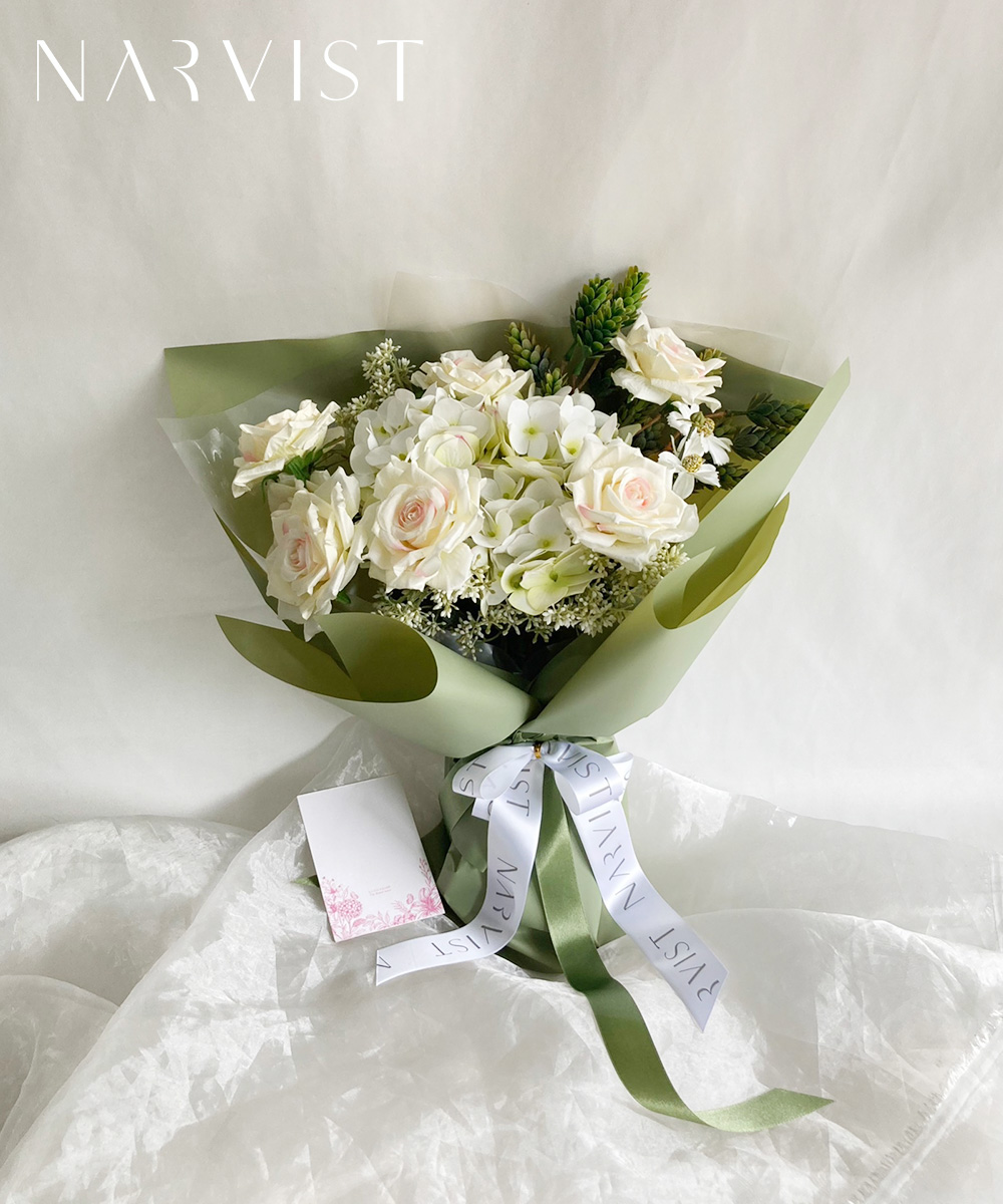 BQ39 ช่อดอกไม้ประดิษฐ์ ดอกไม้แสดงความยินดีพร้อมการ์ด ดอกกุหลาบขาว  ดอกไฮเดรนเยีย และดอกแซม