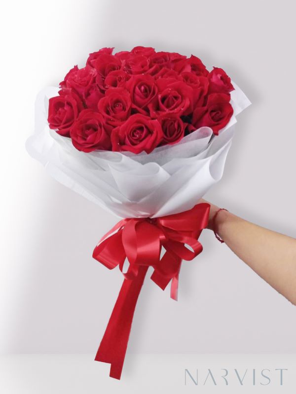 FF22 ช่อดอกไม้สด ช่อขาวกลมดอกกุหลาบแดง 25 ดอก  โบว์แดง ดอกไม้แสดงความยินดี