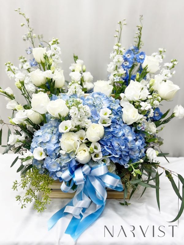 FF19 ตะกร้าดอกไม้สด ดอกกุหลาบ ดอกไม้แสดงความยินดีพร้อมการ์ด โทนสีฟ้า ขนาด 10x12นิ้ว