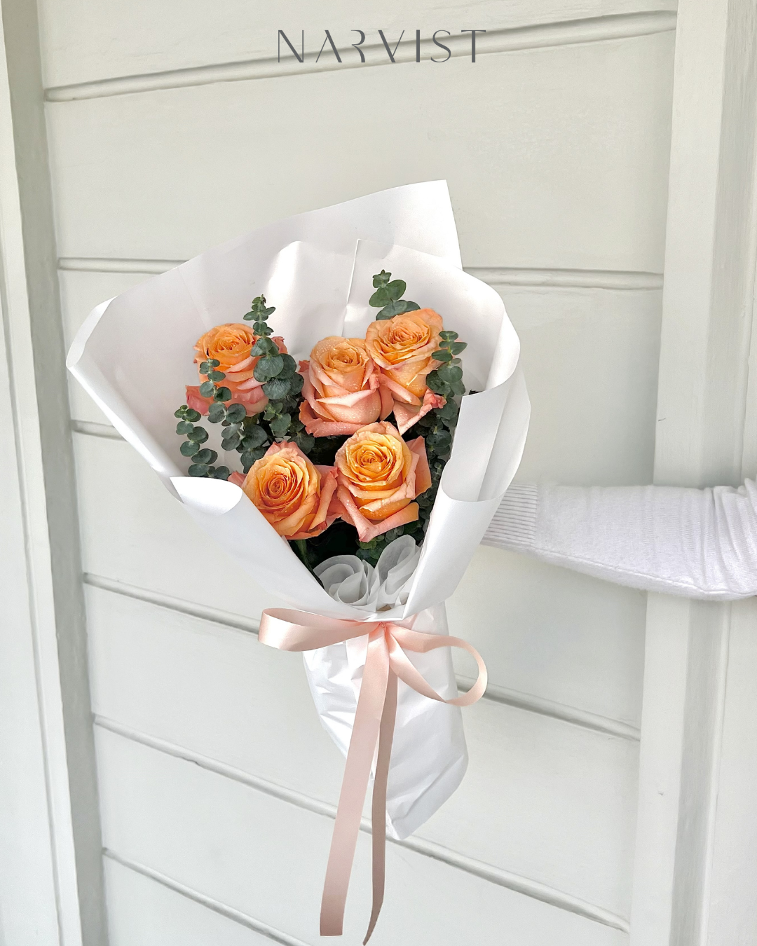 ช่อดอกกุหลาบสีโอรส 5 ดอก ช่อกระดาษขาว ช่อดอกไม้สด FF51