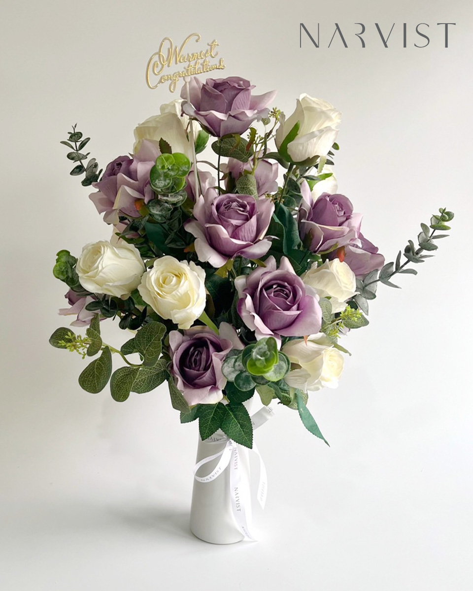 ดอกไม้ประดิษฐ์ แจกันขาว ดอกกุหลาบม่วง-ขาว ดอกไม้แสดงความยินดีพร้อมการ์ด VA54