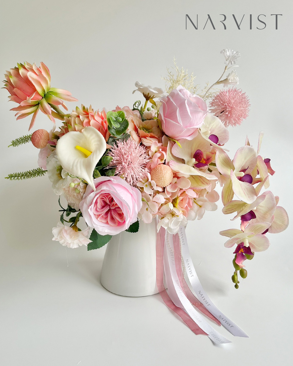 ดอกไม้ประดิษฐ์ แจกันเหยือกขาว ดอกไม้ชมพู ดอกไม้แสดงความยินดีพร้อมการ์ด VA57