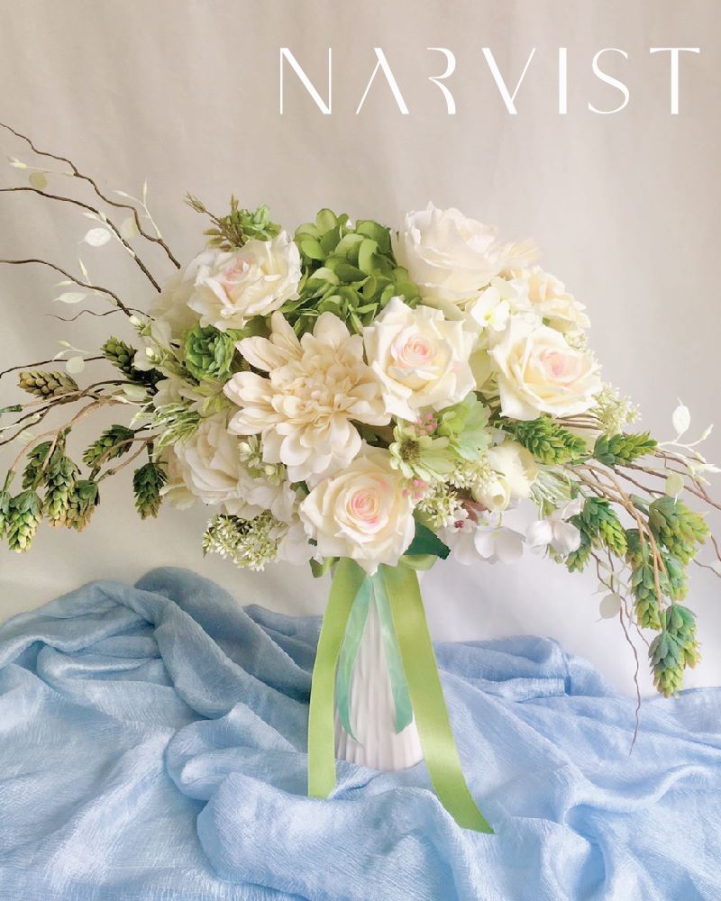 VA18 แจกันดอกไม้ประดิษฐ์ ดอกไม้แสดงความยินดีพร้อมการ์ด ดอกกุหลาบขาว ไฮเดรนเยียขาว ดอกเบญจมาศขาว กิ่งแซมและดอกแซม