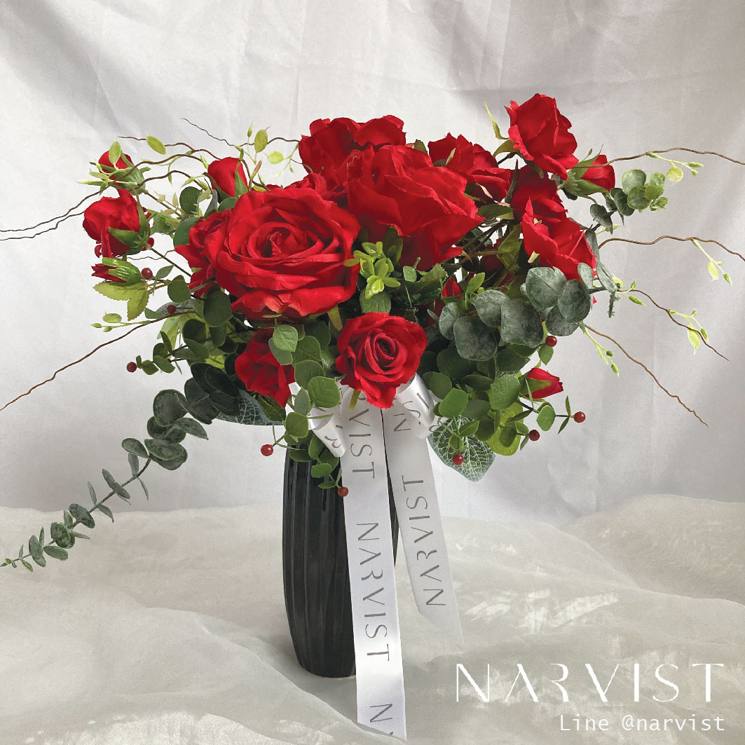 VA22 แจกันดอกไม้ประดิษฐ์ ดอกไม้แสดงความยินดีพร้อมการ์ด (แจกันทรงยาวสีดำ/ดอกกุหลาบแดง)
